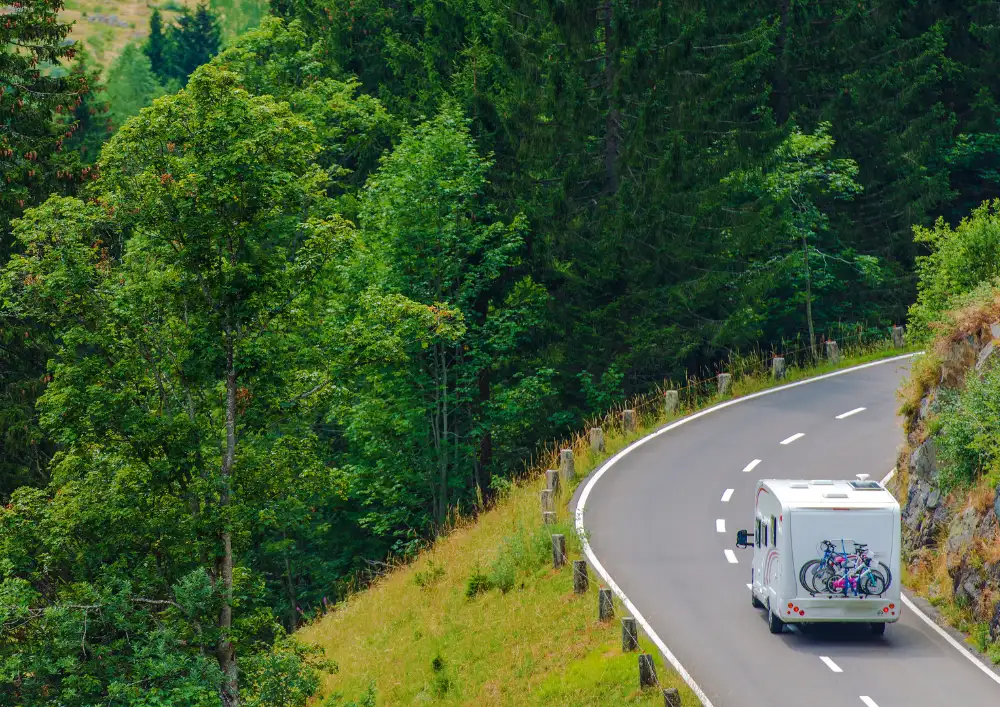 Mit dem Wohnmobil in der Schweiz unterwegs: Vignette, Maut und praktische Tipps
